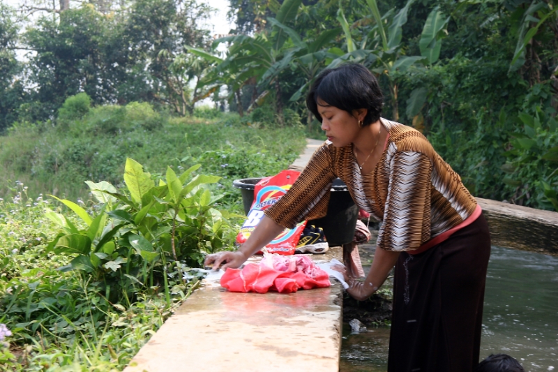 Washing day, Java Indonesia 3.jpg - Indonesia Java. Washing day